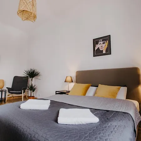 Michalowskiego 11 アパート *