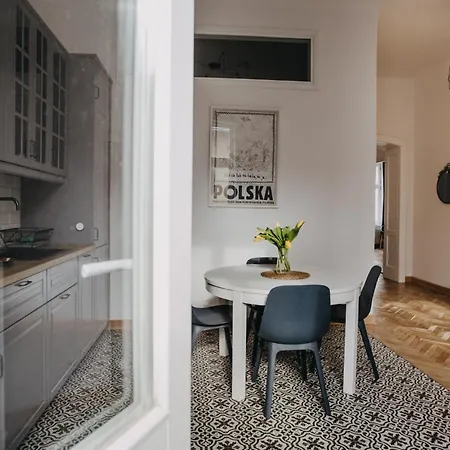 Michalowskiego 11 アパート *