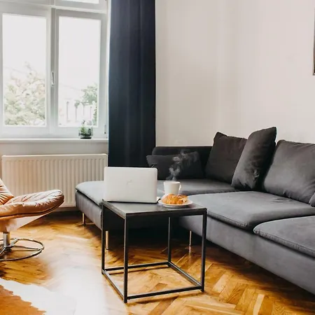 アパート Michalowskiego 11 *