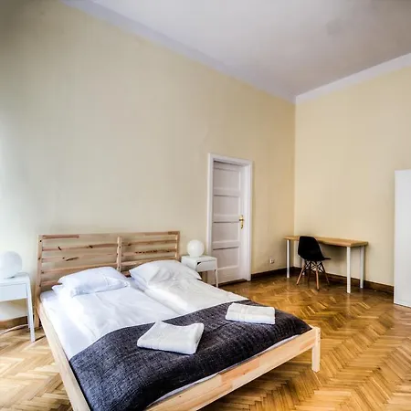 Michałowskiego 11 *